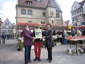 (von links nach rechts): Sandra Foistner, Agrarreferentin der KLJB Diözese Eichstätt, mit Ursula Mücke und Andrea Fina, beide Amt für Ernährung, Landwirtschaft und Forsten Weißenburg auf dem Marktplatz in Weißenburg. pde-Foto: KLJB