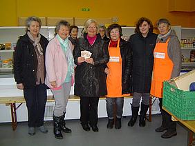 Die zweite Vorsitzende des Frauenbunds Weißenburg, Maria Schneller (Mitte), überreicht die Spende in Höhe von 150 Euro. pde-Foto: Zimmermann/KDFB